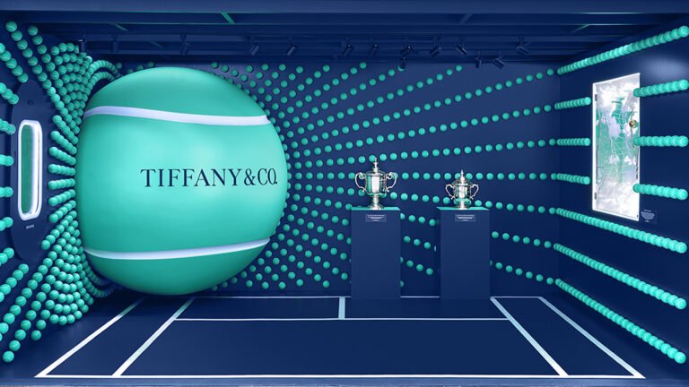 Tiffany & Co. deslumbra en el US Open 2025 con su pop-up de lujo: trofeos legendarios y una raqueta HardWear única