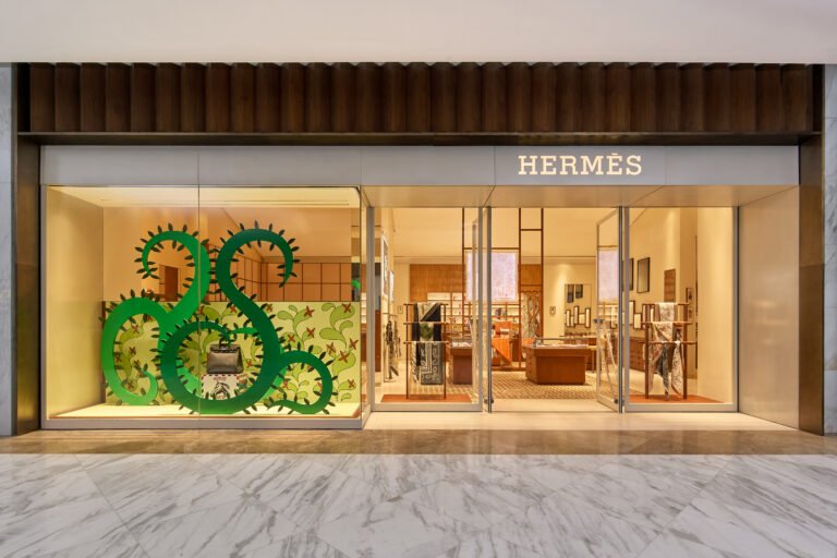 The Drawing Speaks: Eduardo Sarabia transforma los escaparates de Hermès