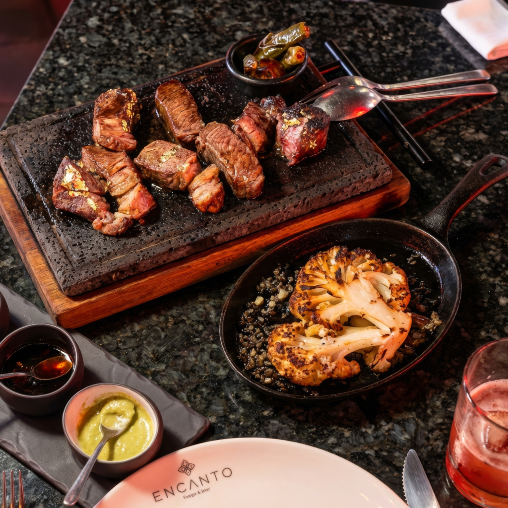 Carne wagyu servida con lamina de oro.