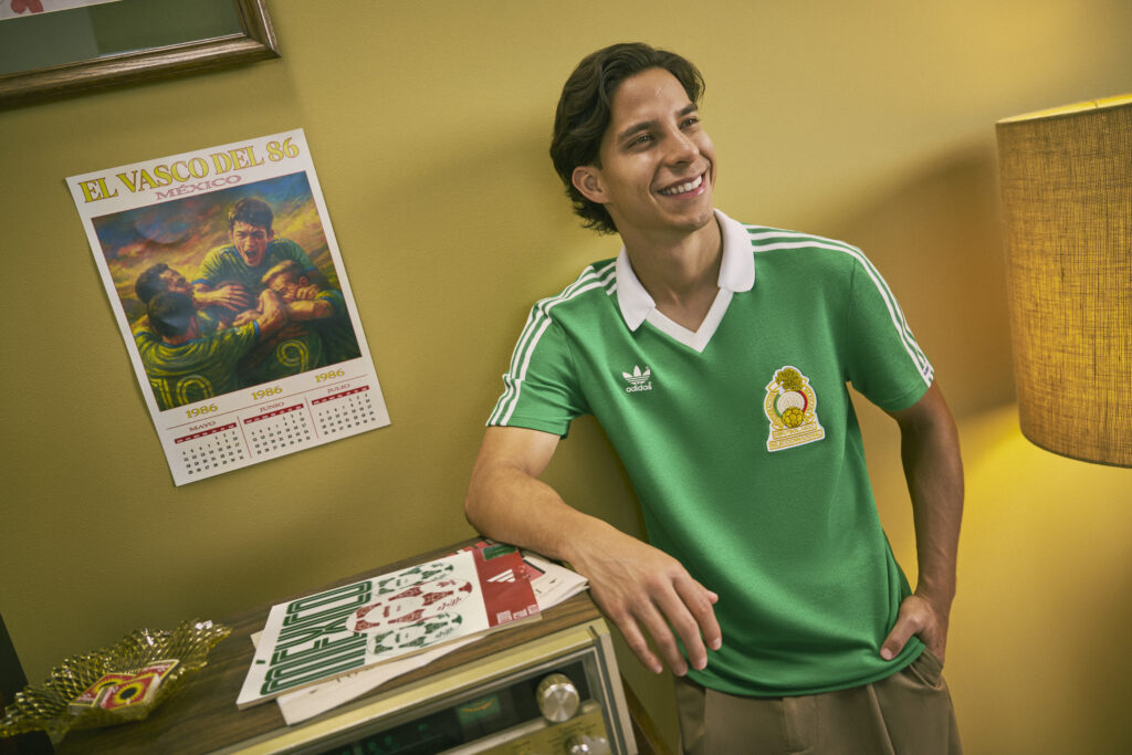 Retrato de Diego Lainez usando una playera verde de adidas inspirado en el Mundial