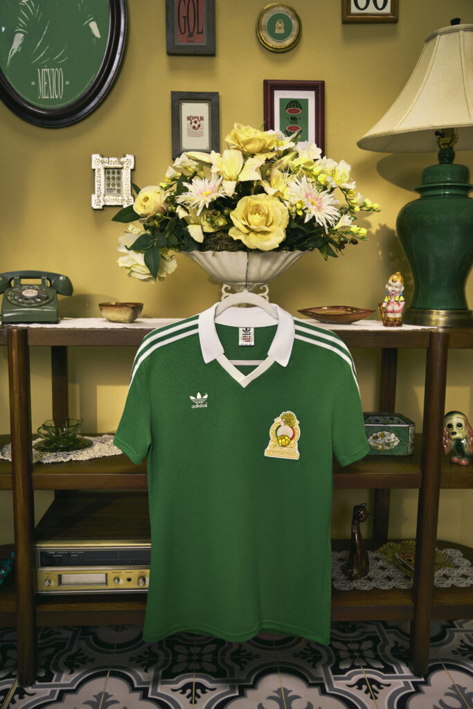 Playera Adidas inspirada en el segundo Mundial en México enganchada en un florero 