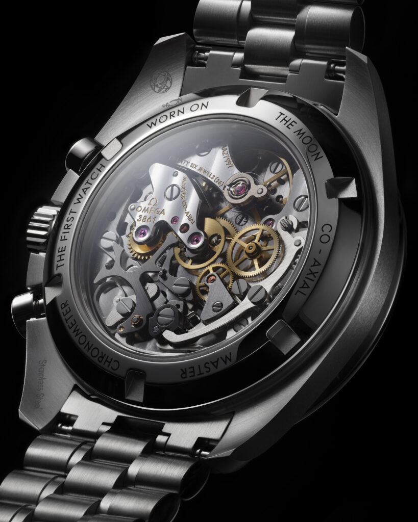 Fondo negro con parte posterior del reloj omega en color negro