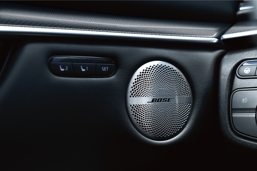 Interior de la camioneta mostando el equipo de audio  "Bose"