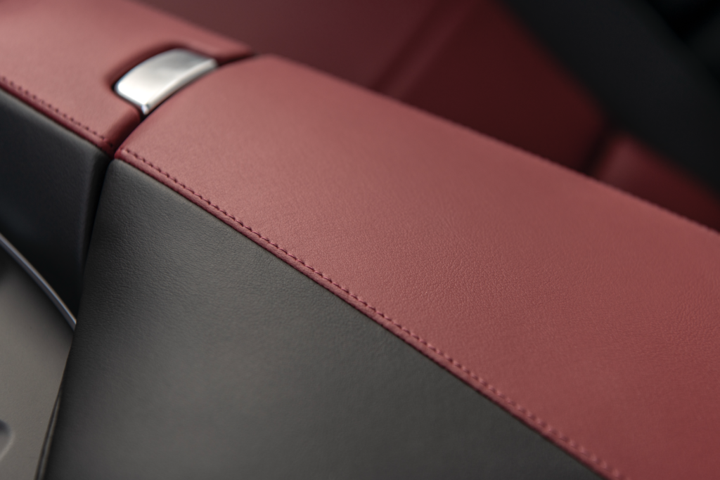 Interior forrado en piel seminanilina en color Monaco red 
