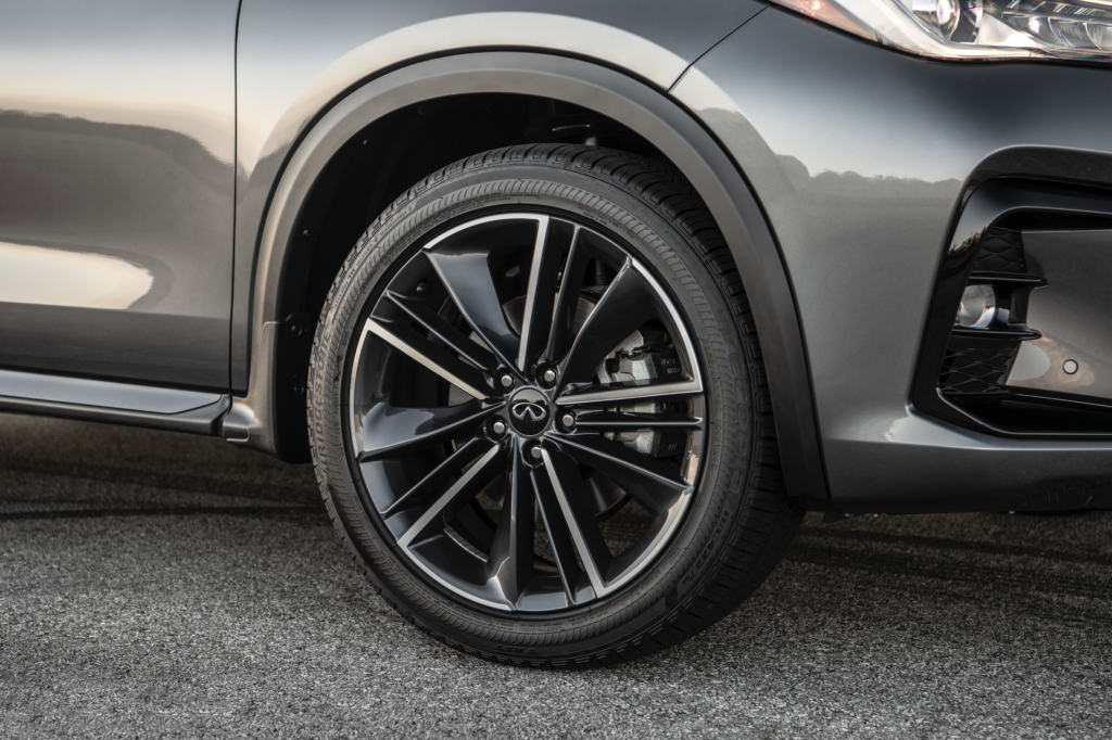 Parte exterior del coche mostrando el neumático 