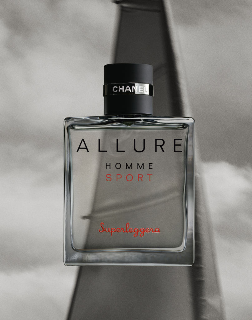 Perfume Allure de Chanel en un fondo gris 