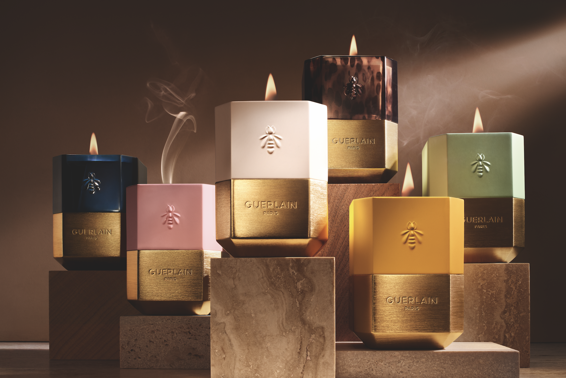Colección 6 de velas de Guerlain en colores blanco, rosa, amarillo, verde, cafe y azul marino