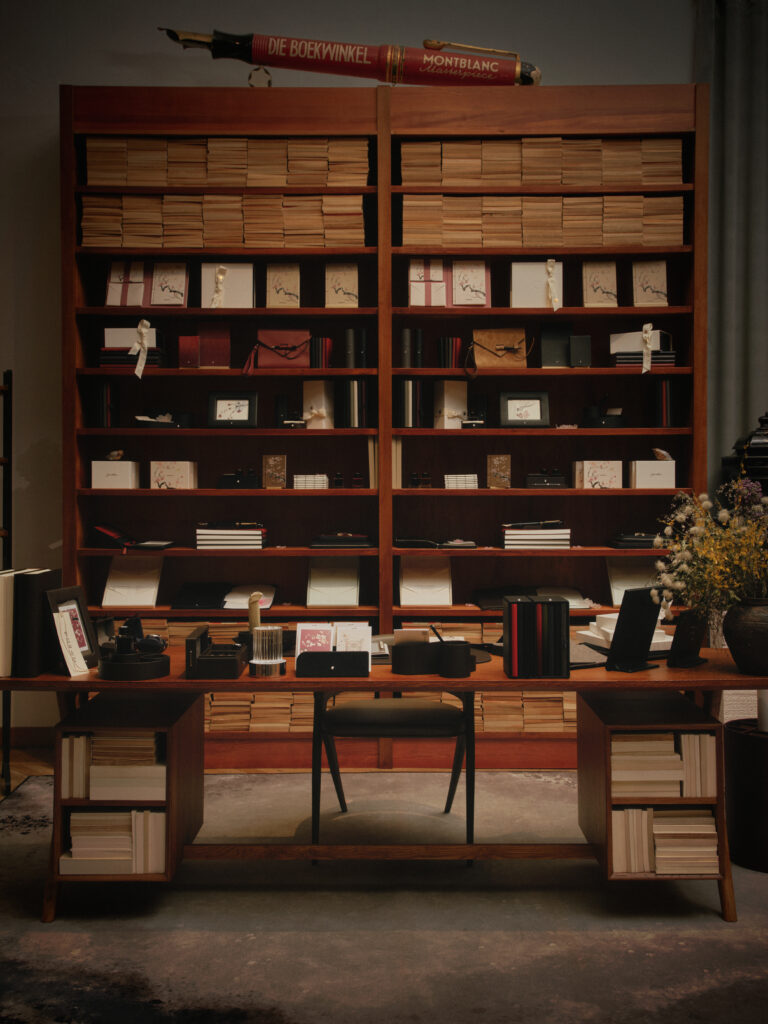 Escritorio y detrás librero