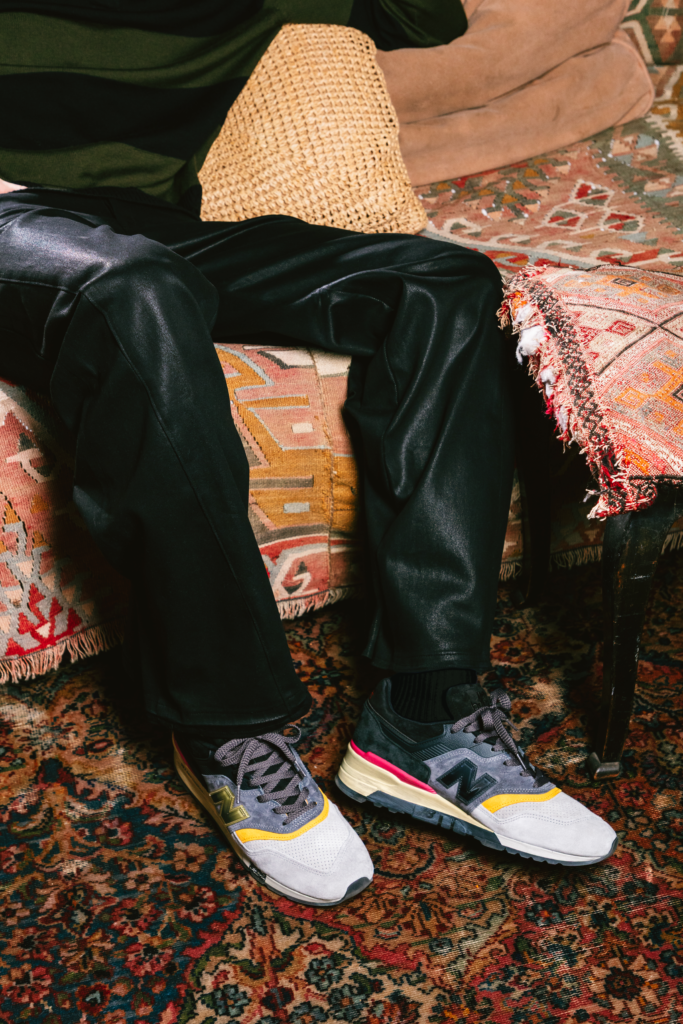 Hombre modelando tenis New Balance 997