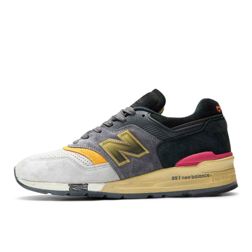 Tenis New Balance 997 con colores negro, amarillo, rosa y gris