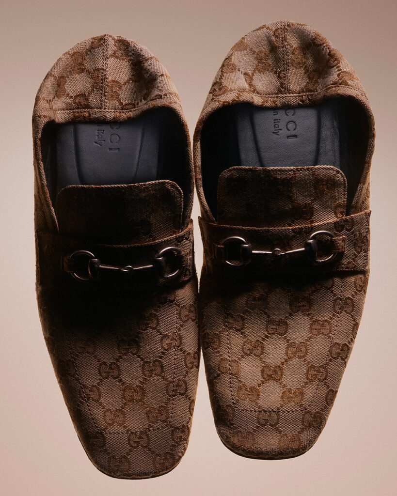 Zapatos Gucci en color cafe y con el logo de la marca 