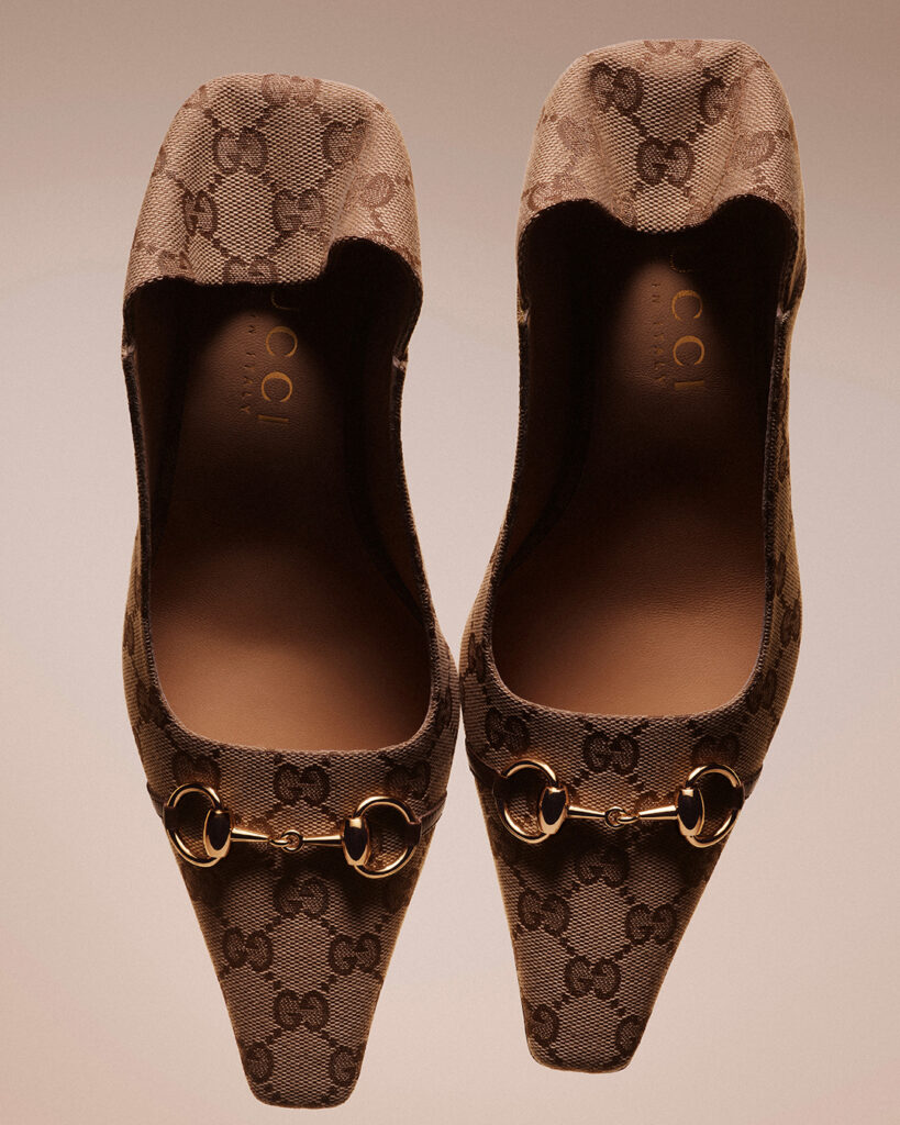 Tacones cafe con logo de la marca 