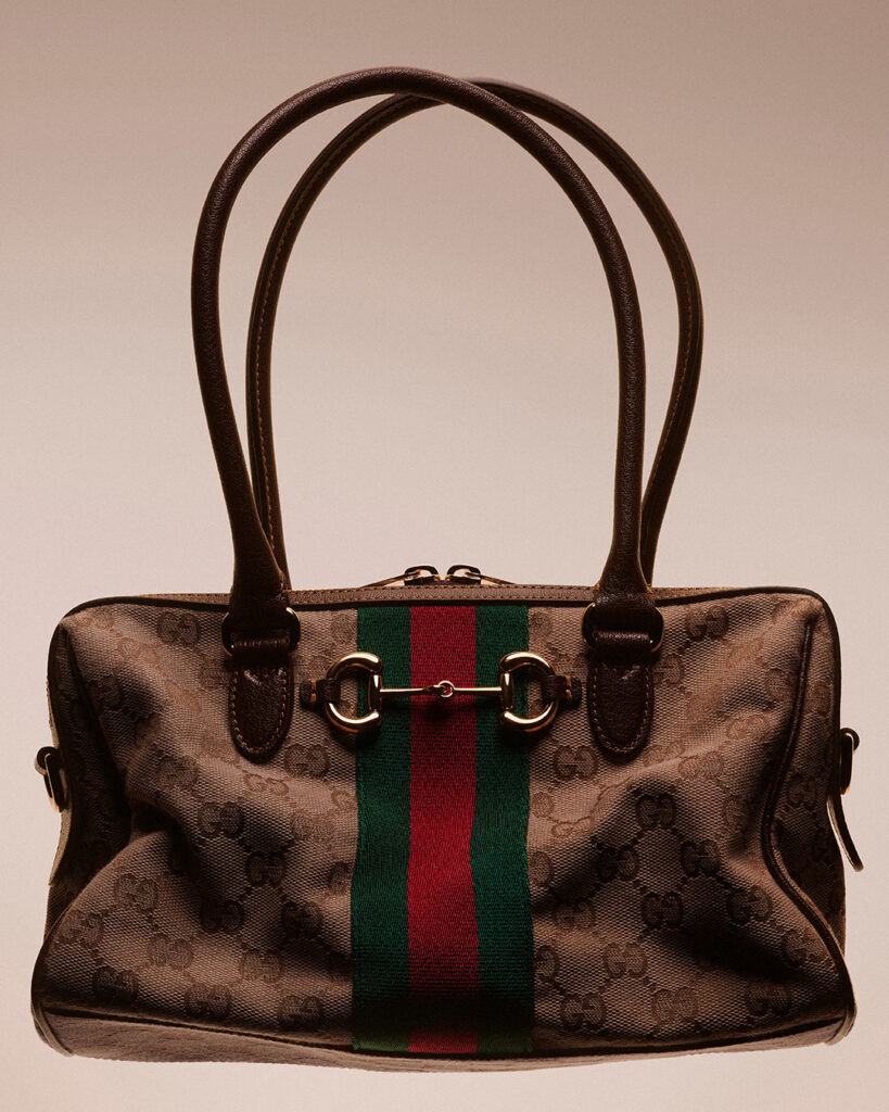 Bolso cafe  gucci con logo de la marca y franja roja con verde icónica de la marca 