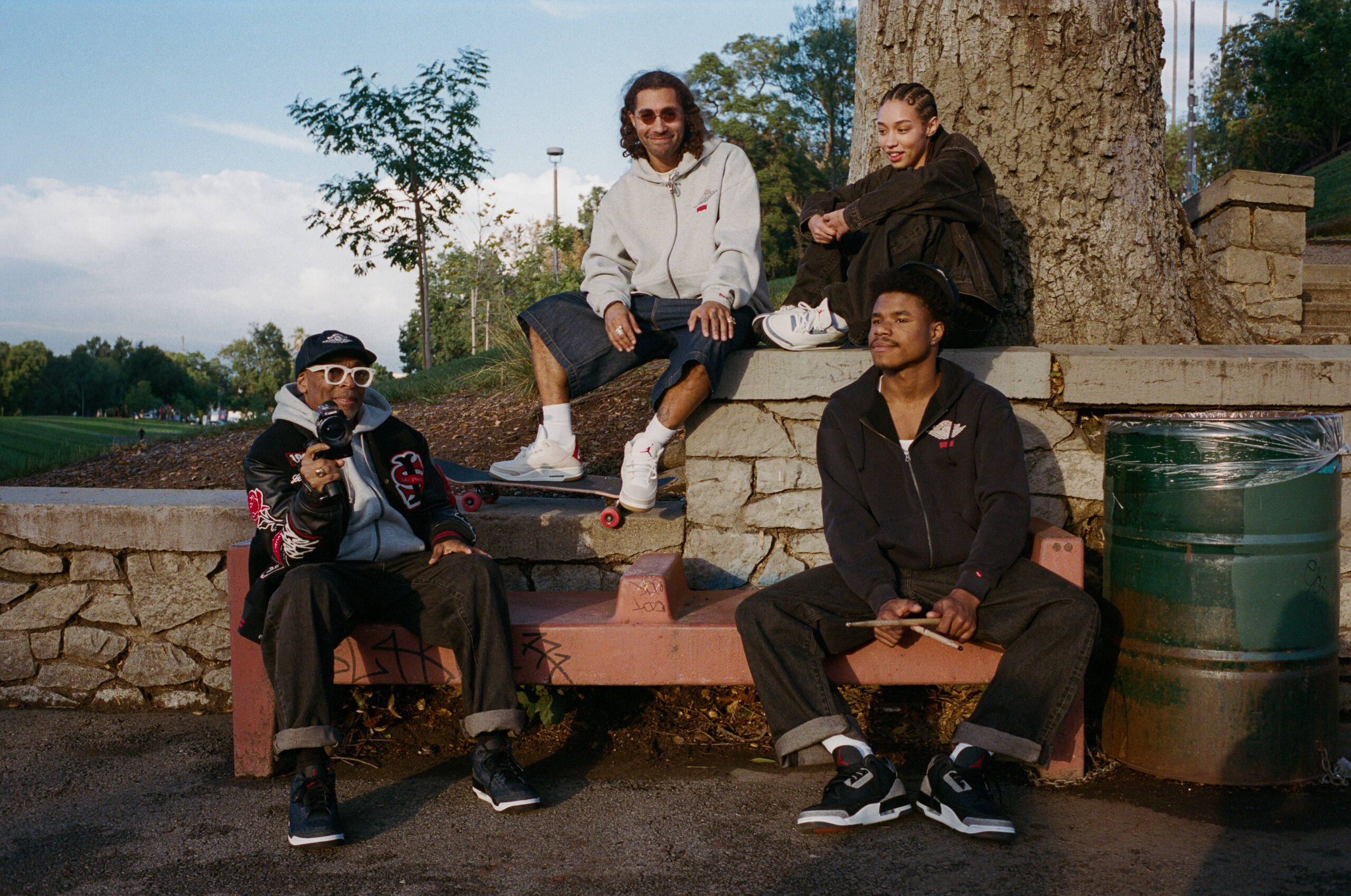 4 modelos con prendas y accesorios de la colaboración