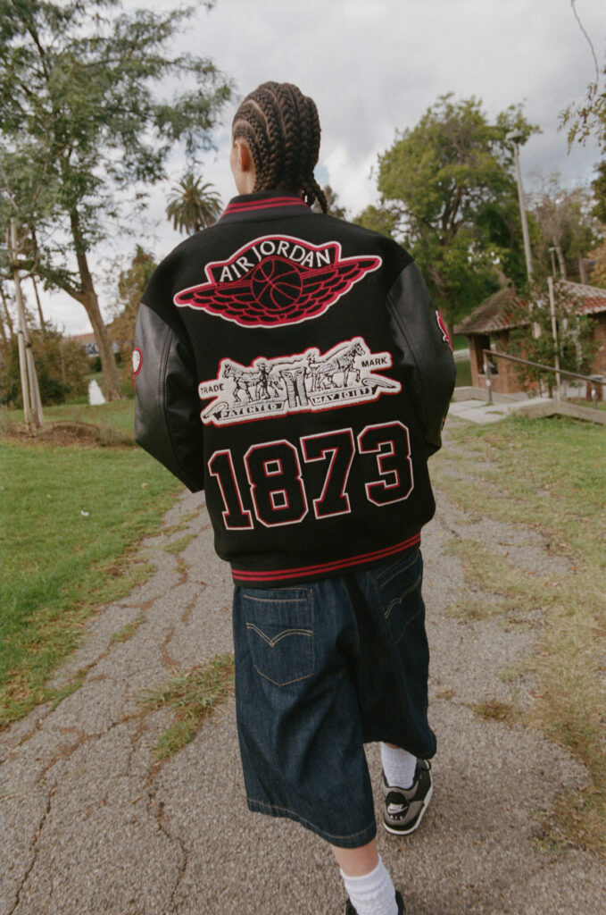 Modelo con una chamarra negra de la colaboración