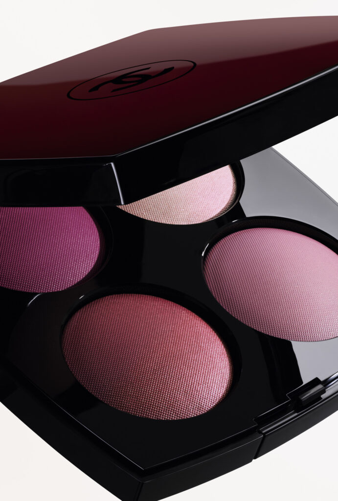 Sombras Chanel en tonos rosas con empaque en tono granate