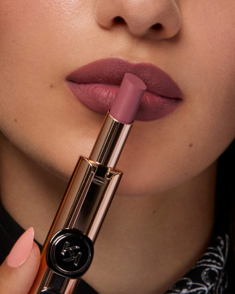 color de labios nude con labial nude con empaque dorado