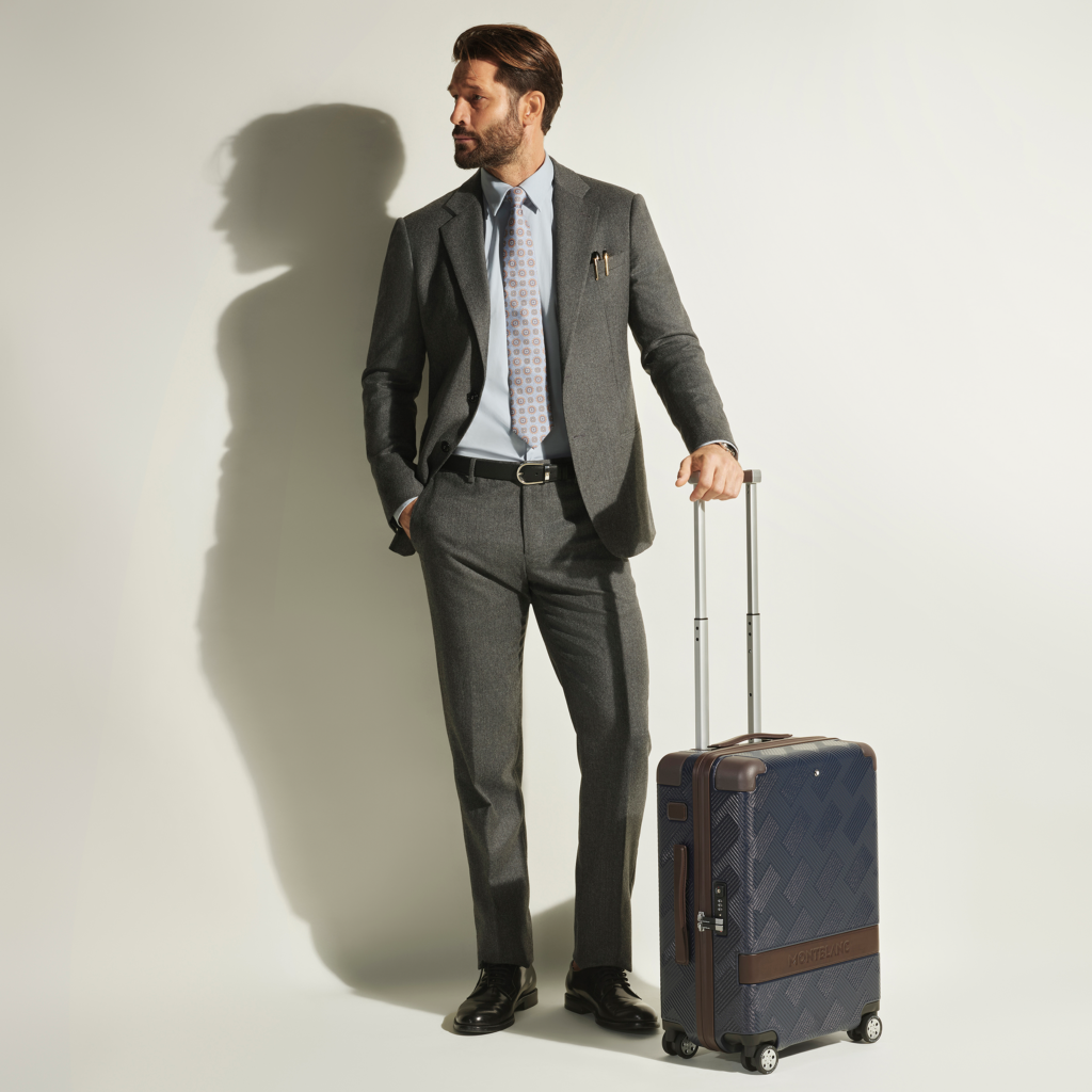Modelo con maleta carry on Montblanc azul marino