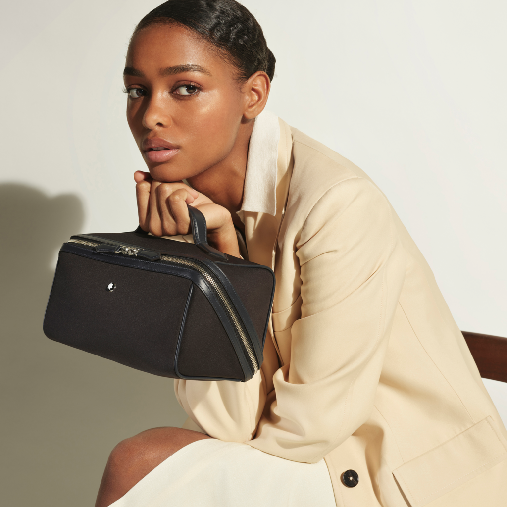 Modelo con un bolso Montblanc negro