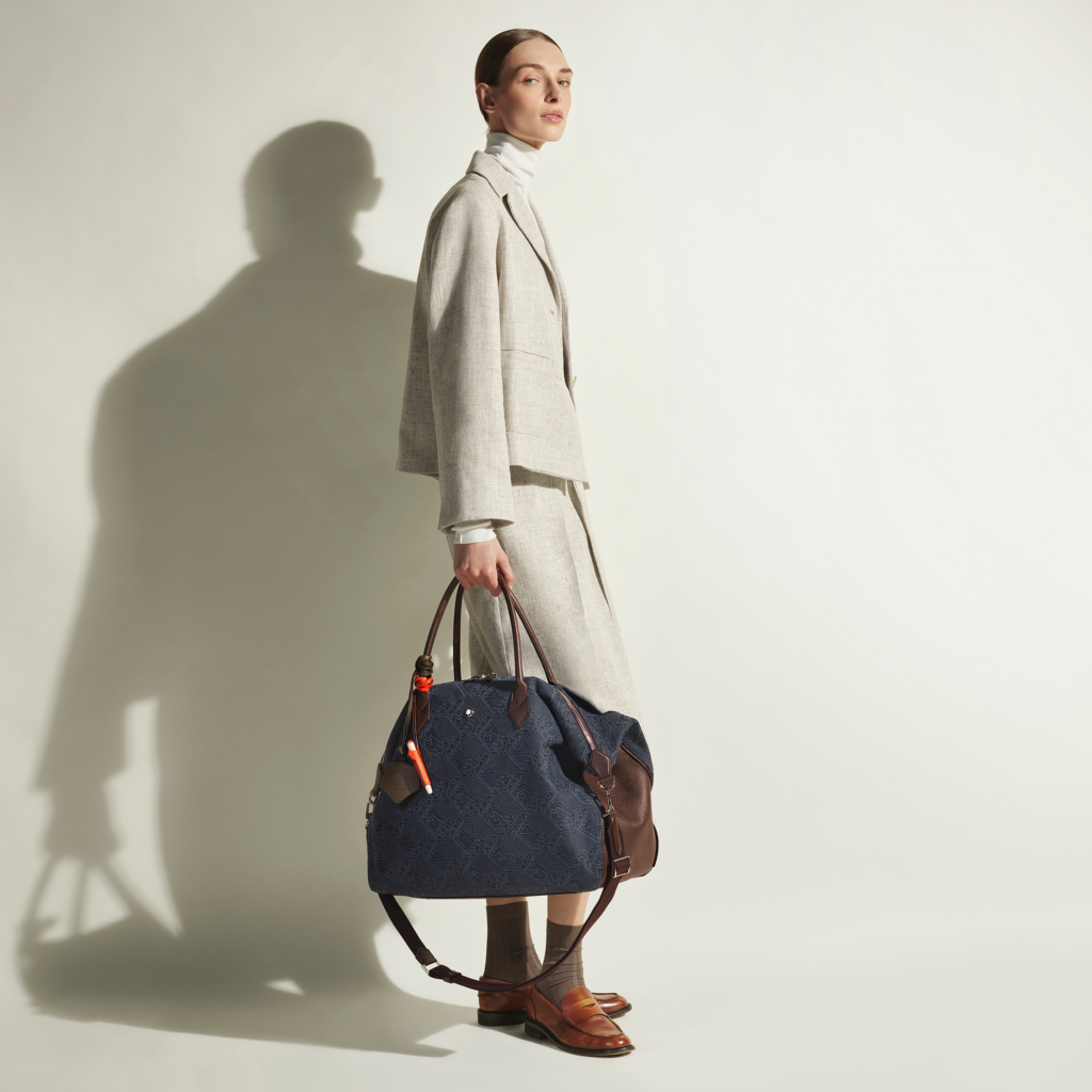 Modelo con un bolso Montblanc azul marino con cafe