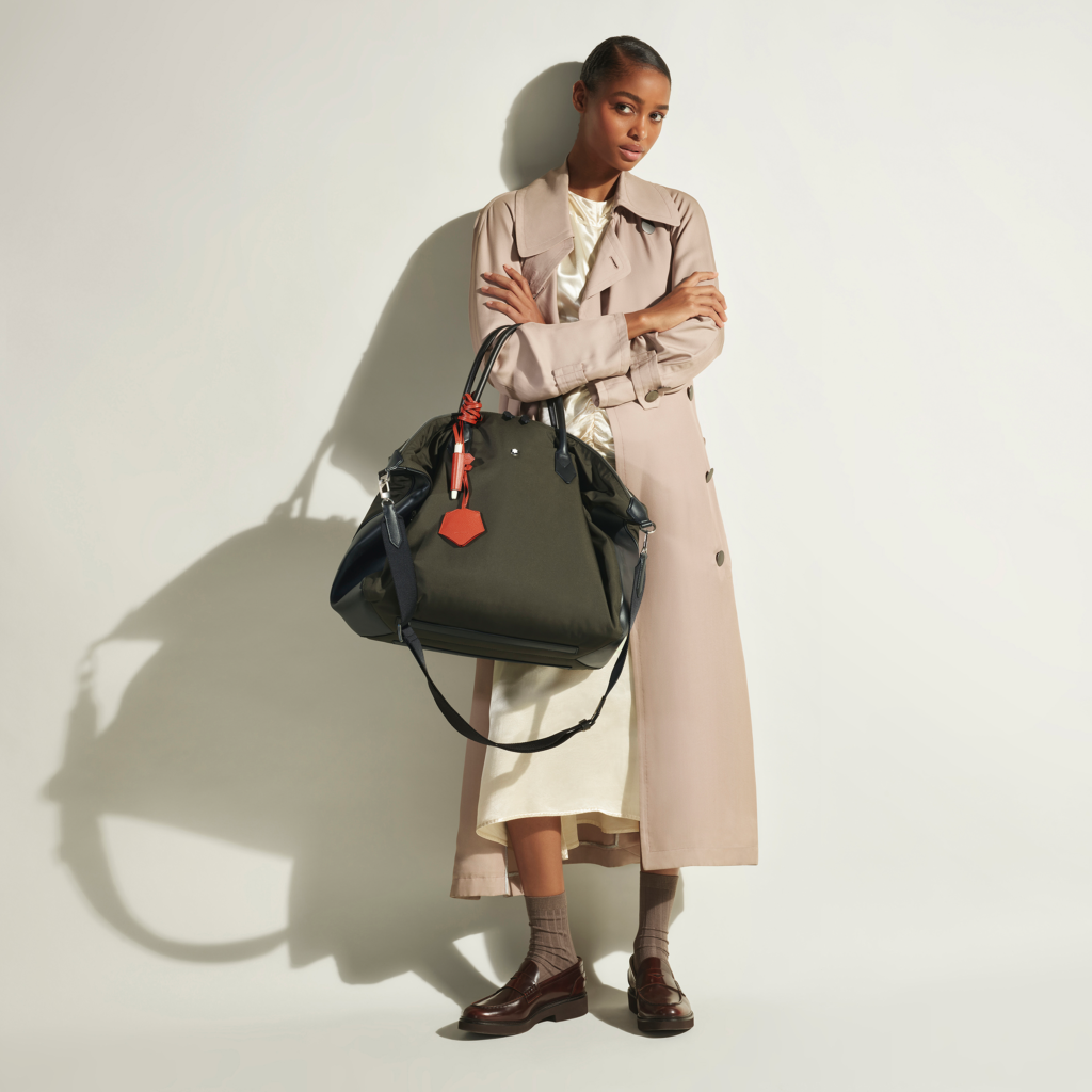 Modelo con bolso Montblanc verde militar con cafe