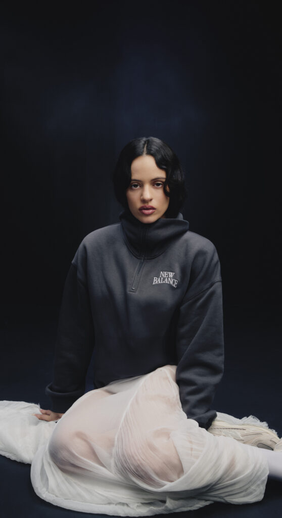 Retrato de Rosalia usando una sudadera gris y una falda transparente blanca