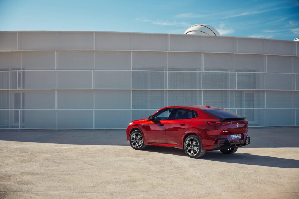Exterior de la camioneta BMW iX2 en color rojo, donde se ve la evolución automotriz 