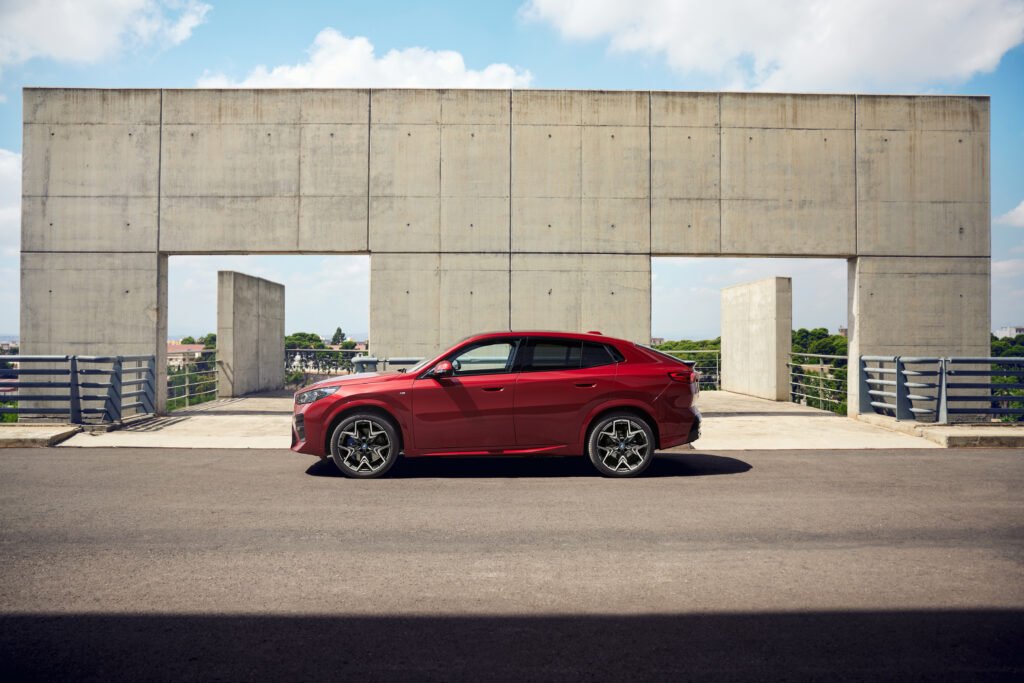 Exterior de la camioneta BMW iX2 en color rojo, donde se ve la evolución automotriz 