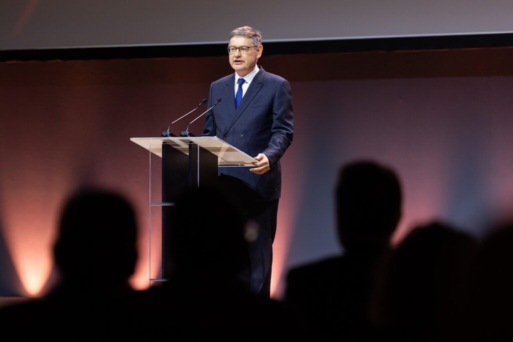 Lider de Watches and Wonders 2026 dando una conferencia para los invitados 