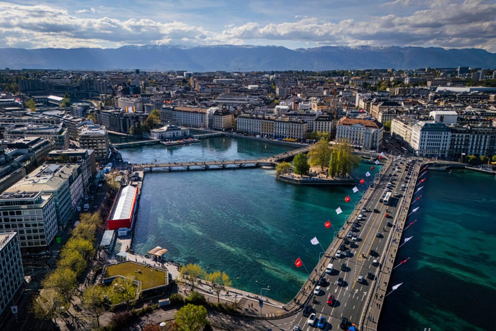 Vista panoramica de la sede de Watches and Wonders 2026 rodeado de un lago  que se llevo a cabo en Ginebra 