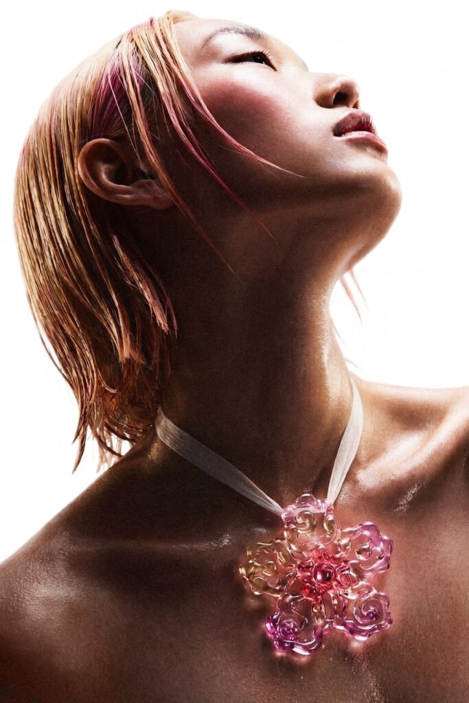 collar de cristal en forma de flor y liston de edición de "Jardin del Placer" 