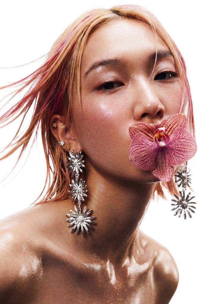 Aretes en forma de for y con una flor en la boca 