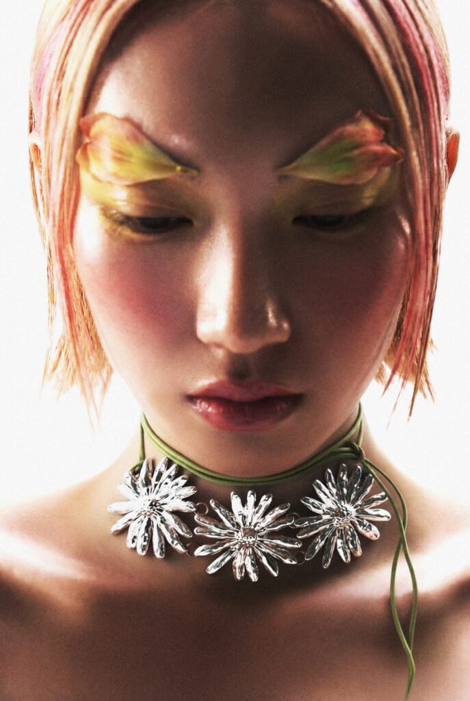 collar de flores con lazo verde dee edición de "Jardin del Placer" 