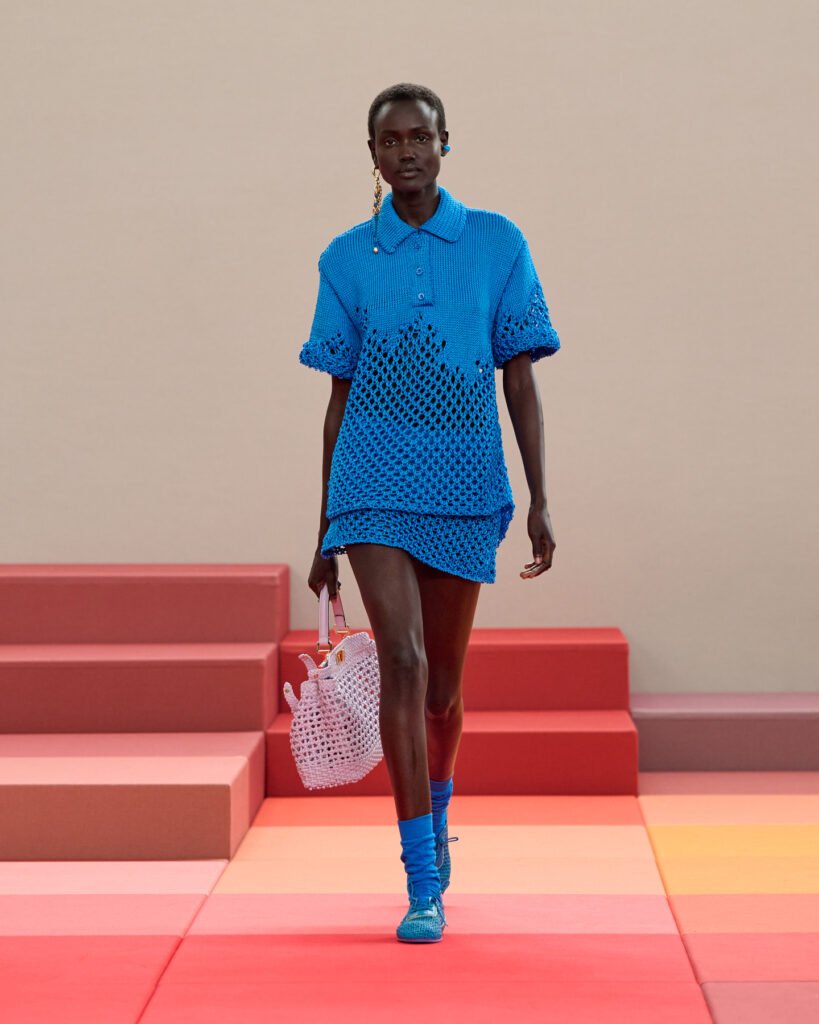 imagen con el escenario color block y la modelo recorriendo la pasarela. Look de FENDI SS26 Runway Look