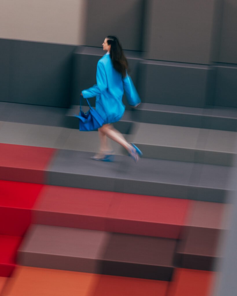 Imagen de modelo recorriendo backstage de FENDI en total look azul. zapatos, bolso y coat de Spring Summer 2026