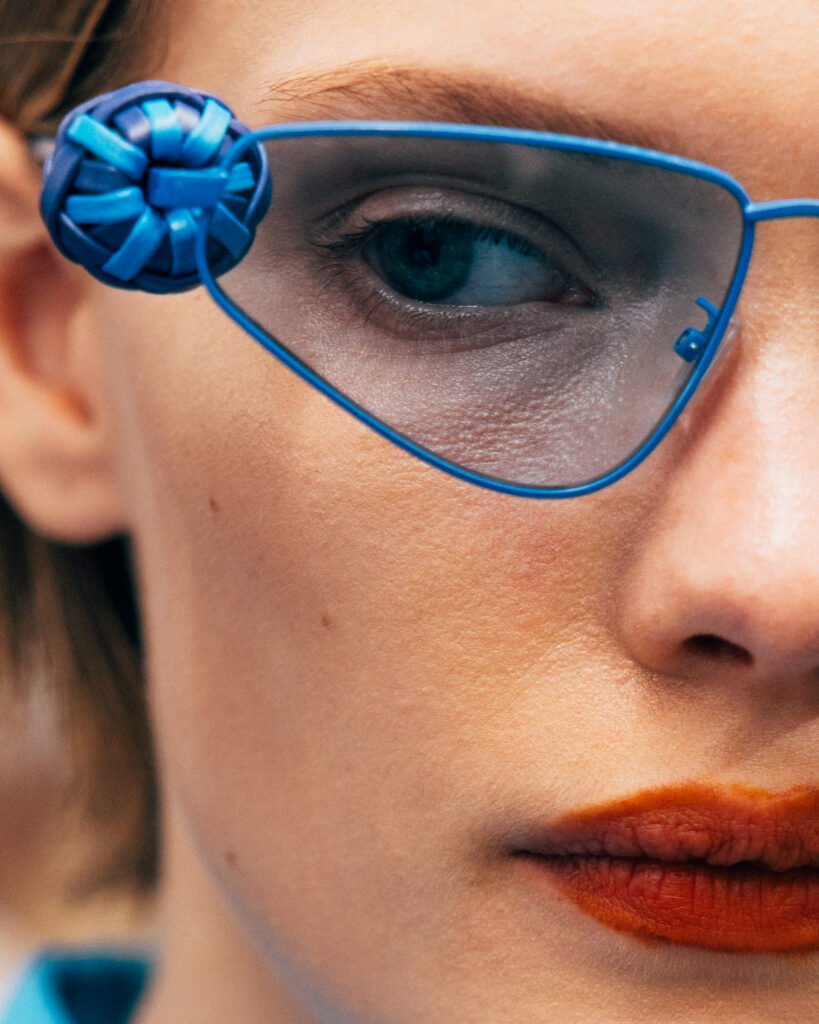 Close up en Backstagede la pasarela spring summer 2026 de FENDI a gafas con detalle al costado, todo en total blue