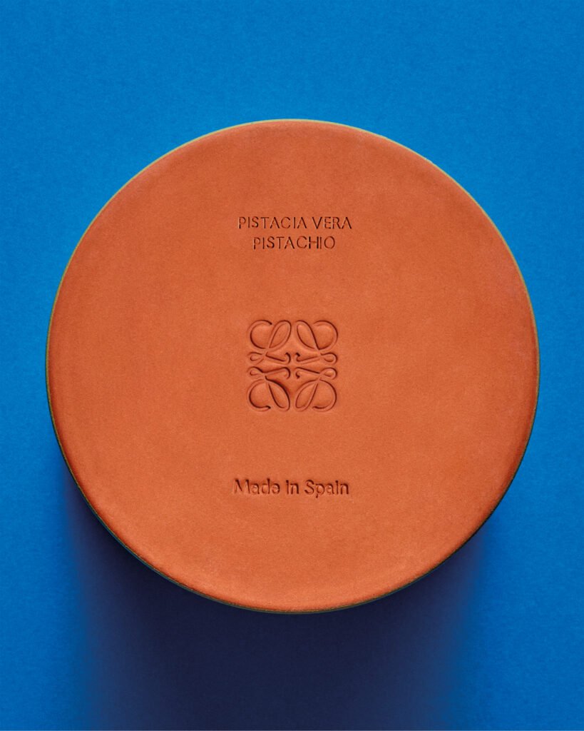 close up de la parte inferior de la vela donde se muestra nombre del producto y la leyenda made in Spain