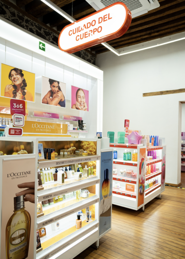 Ulta Beauty celebra la apertura de su nueva tienda en Avenida Madero 74, un espacio que redefine la experiencia de belleza en el país. Ubicada en el Centro Histórico, esta apertura representa un hito dentro de la estrategia de expansión internacional de la marca y ofrece a los consumidores un universo de belleza más abierto, personalizado y conectado con el contexto cultural de la ciudad