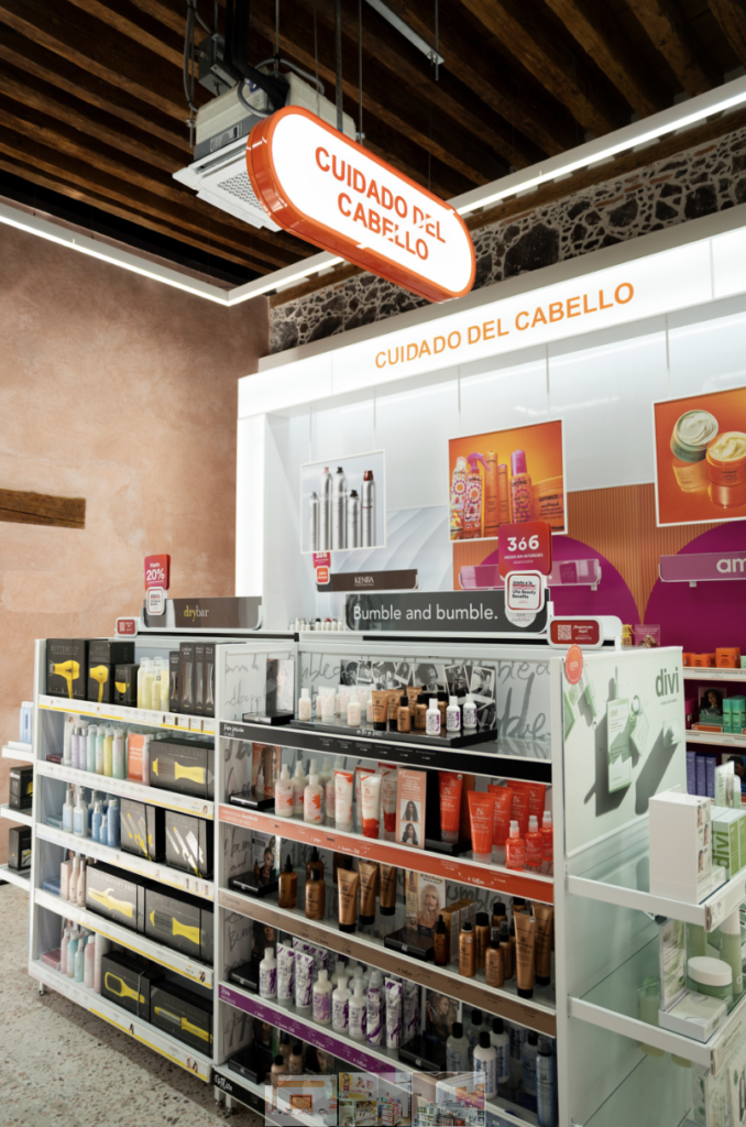Ulta Beauty celebra la apertura de su nueva tienda en Avenida Madero 74, un espacio que redefine la experiencia de belleza en el país. Ubicada en el Centro Histórico, esta apertura representa un hito dentro de la estrategia de expansión internacional de la marca y ofrece a los consumidores un universo de belleza más abierto, personalizado y conectado con el contexto cultural de la ciudad