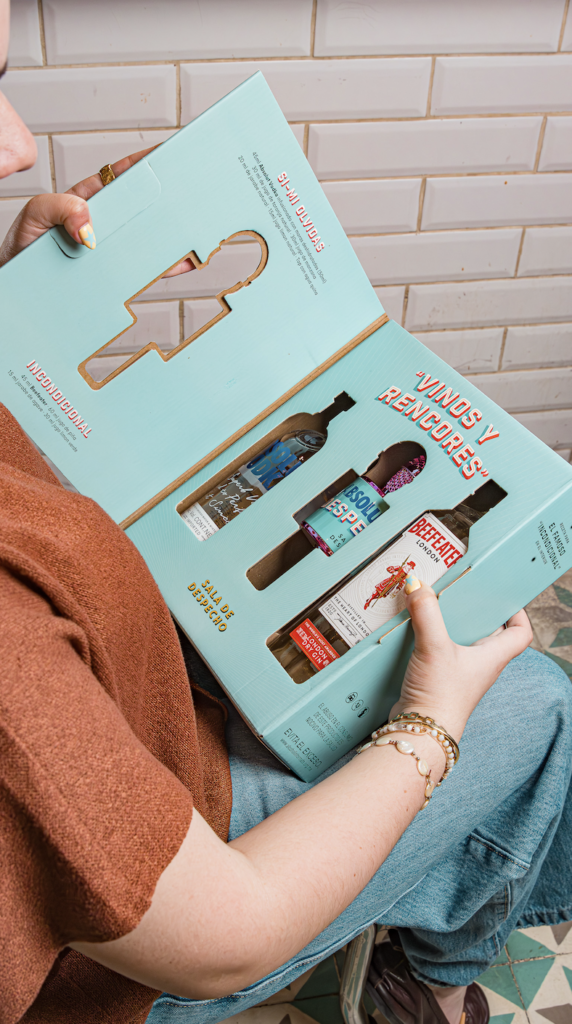 Kit verde agua de Sala de despecho en colaboración de Absolut con Beefeater y un micrófono fucsia