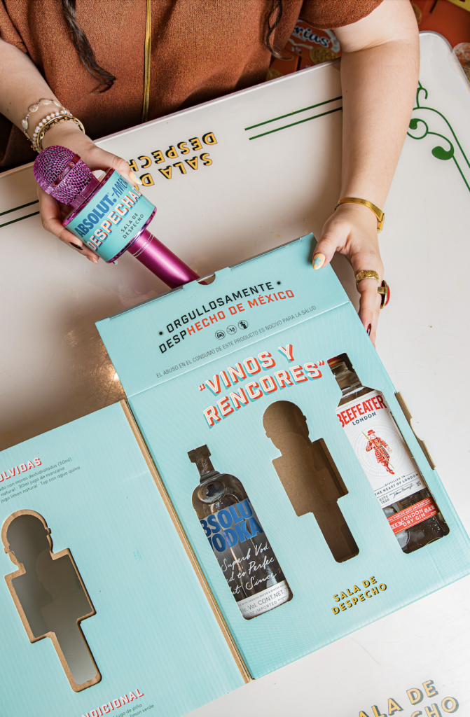 Kit en color verde agua de Sala de despecho en colaboración de Absolut con Beefeater y un micrófono