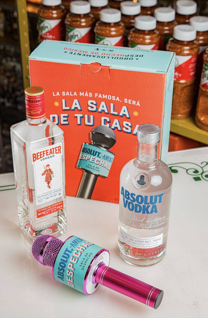 Kit de Sala de despecho en colaboración de Absolut con Beefeater y un micrófono
