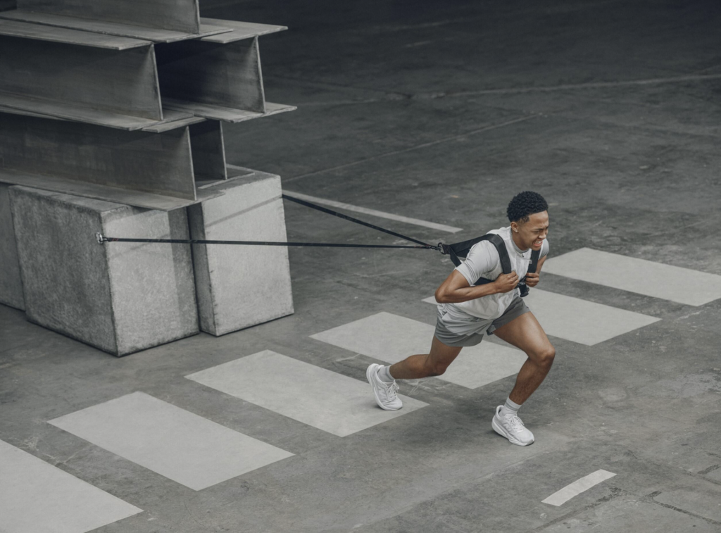 El gris no es solo un color: es el símbolo de una identidad que ha acompañado a New Balance durante décadas. En abril de 2026, la marca inicia su celebración anual Grey Days, un homenaje que se extiende durante todo mayo y que reúne a atletas, embajadores y consumidores en torno a experiencias, lanzamientos y narrativas que reafirman la influencia atemporal de este tono.