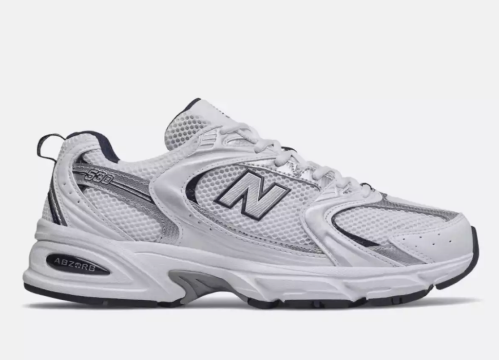 El gris no es solo un color: es el símbolo de una identidad que ha acompañado a New Balance durante décadas. En abril de 2026, la marca inicia su celebración anual Grey Days, un homenaje que se extiende durante todo mayo y que reúne a atletas, embajadores y consumidores en torno a experiencias, lanzamientos y narrativas que reafirman la influencia atemporal de este tono.