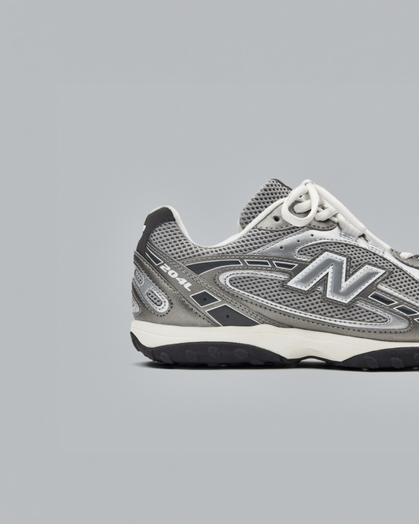 El gris no es solo un color: es el símbolo de una identidad que ha acompañado a New Balance durante décadas. En abril de 2026, la marca inicia su celebración anual Grey Days, un homenaje que se extiende durante todo mayo y que reúne a atletas, embajadores y consumidores en torno a experiencias, lanzamientos y narrativas que reafirman la influencia atemporal de este tono.