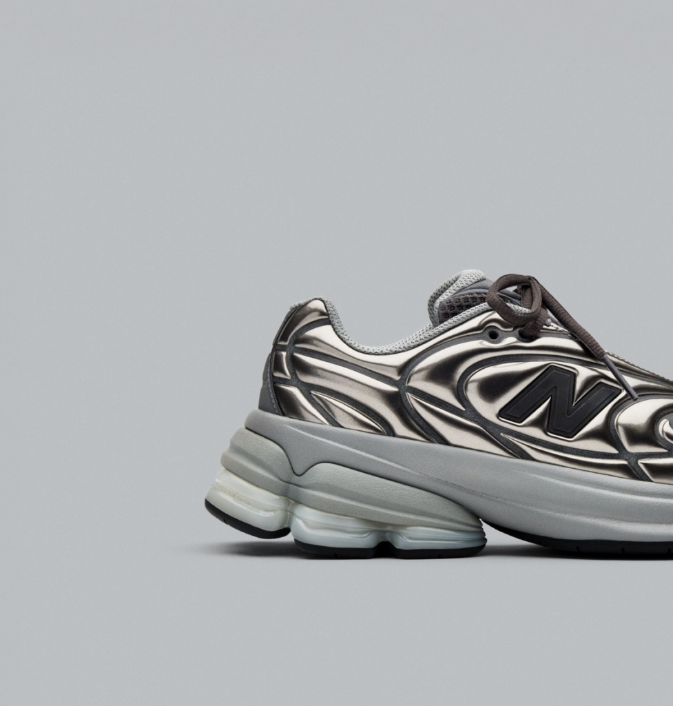 El gris no es solo un color: es el símbolo de una identidad que ha acompañado a New Balance durante décadas. En abril de 2026, la marca inicia su celebración anual Grey Days, un homenaje que se extiende durante todo mayo y que reúne a atletas, embajadores y consumidores en torno a experiencias, lanzamientos y narrativas que reafirman la influencia atemporal de este tono.