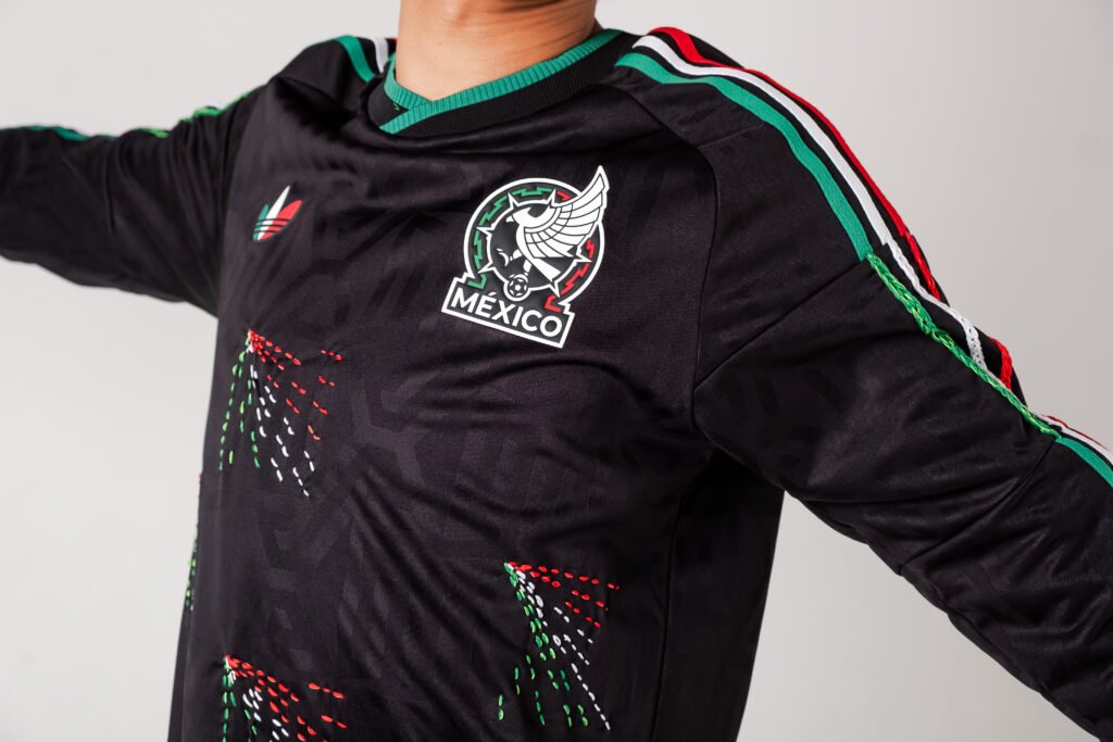 Someone Somewhere y adidas presentan el Jersey Edición Limitada de la Selección Nacional de México, una pieza inédita intervenida a mano por artesanas indígenas mexicanas.