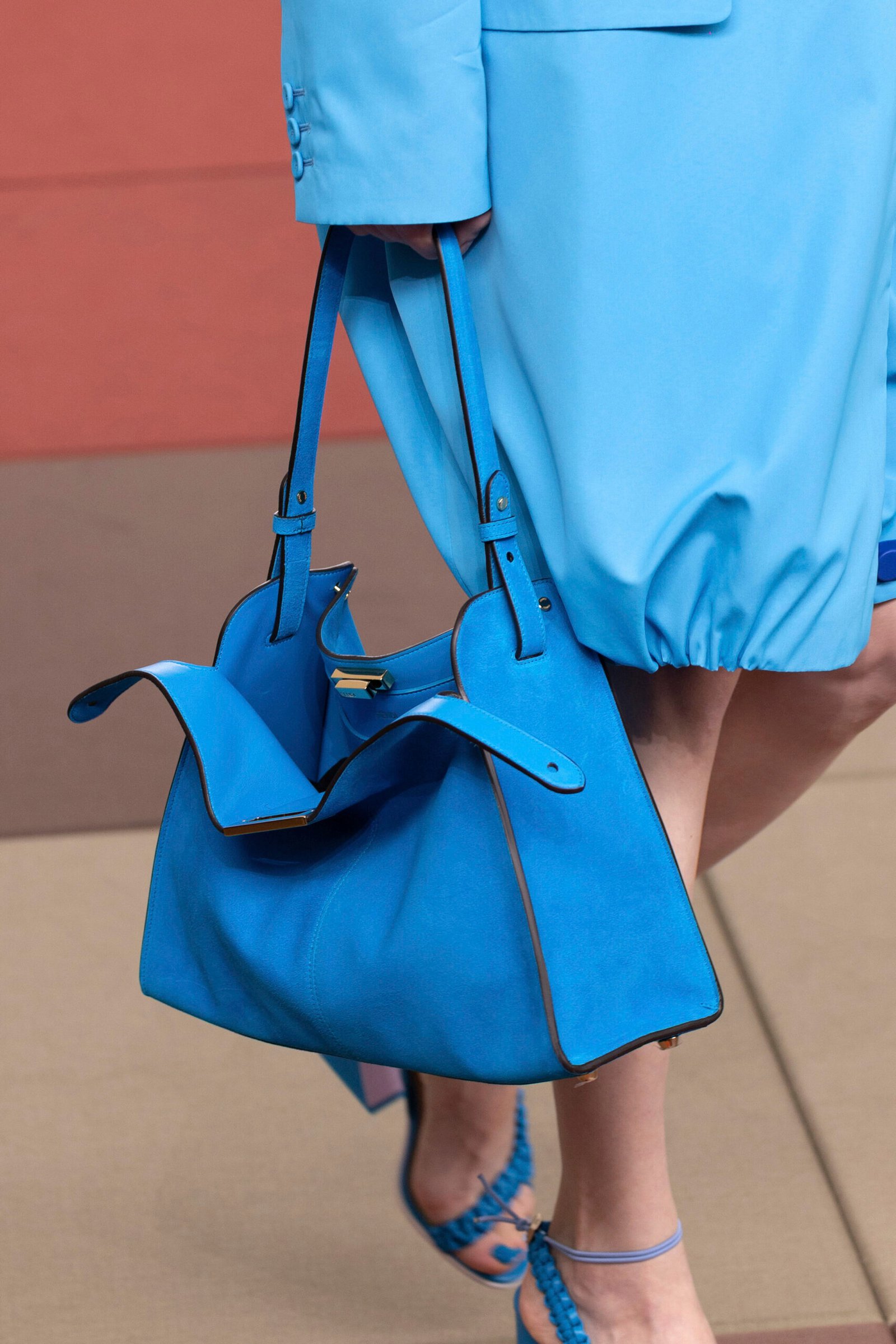 close up a look en pasarela de FENDI con el bolso Way Bag, uno de los protagonistas de la colección de priamvera verano 2026