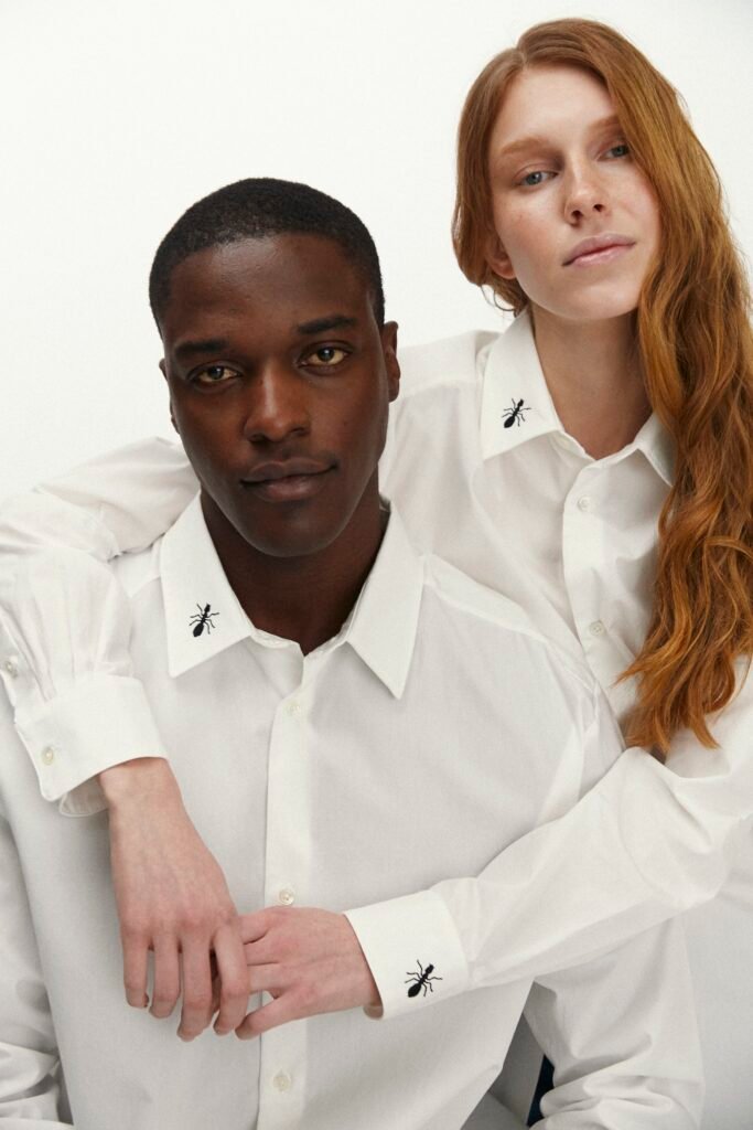 Imagen con 2 modelos para la colección LERET LERET Cotton con camisas bordadas