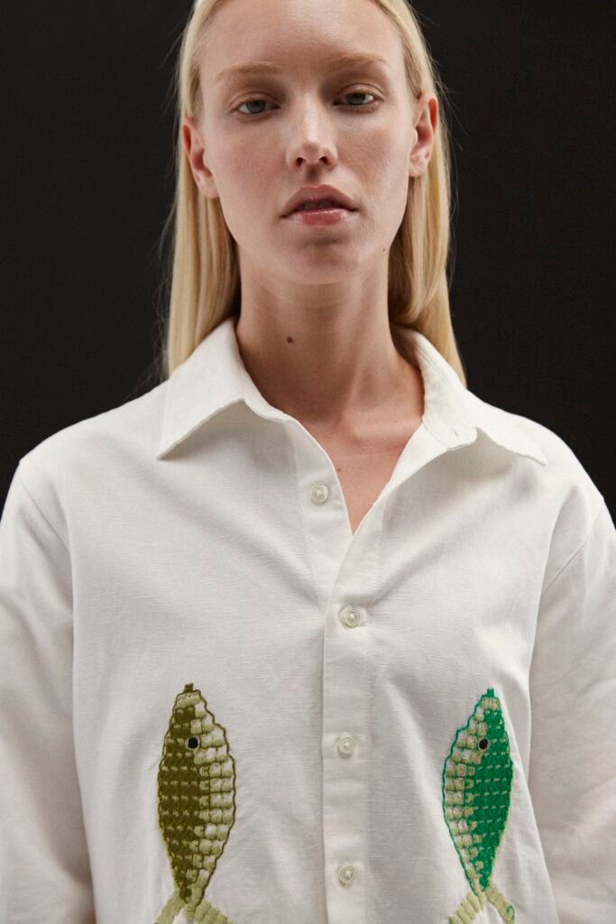 Imagen de modelo mostrando su camisa de la nueva colección LERET LERET Cotton con 2 peces bordados